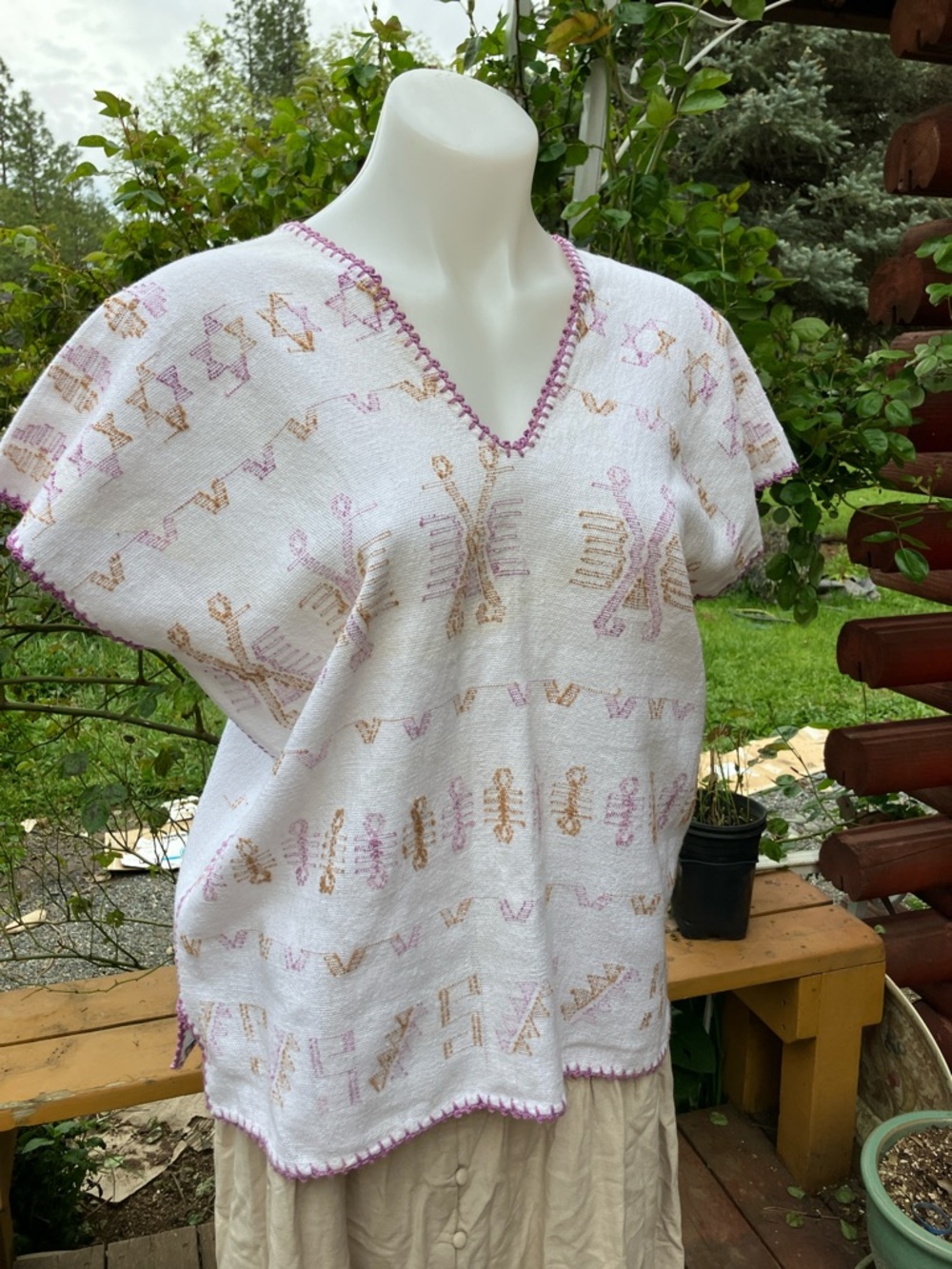 Cotton top with crocheted seams and embroidered design